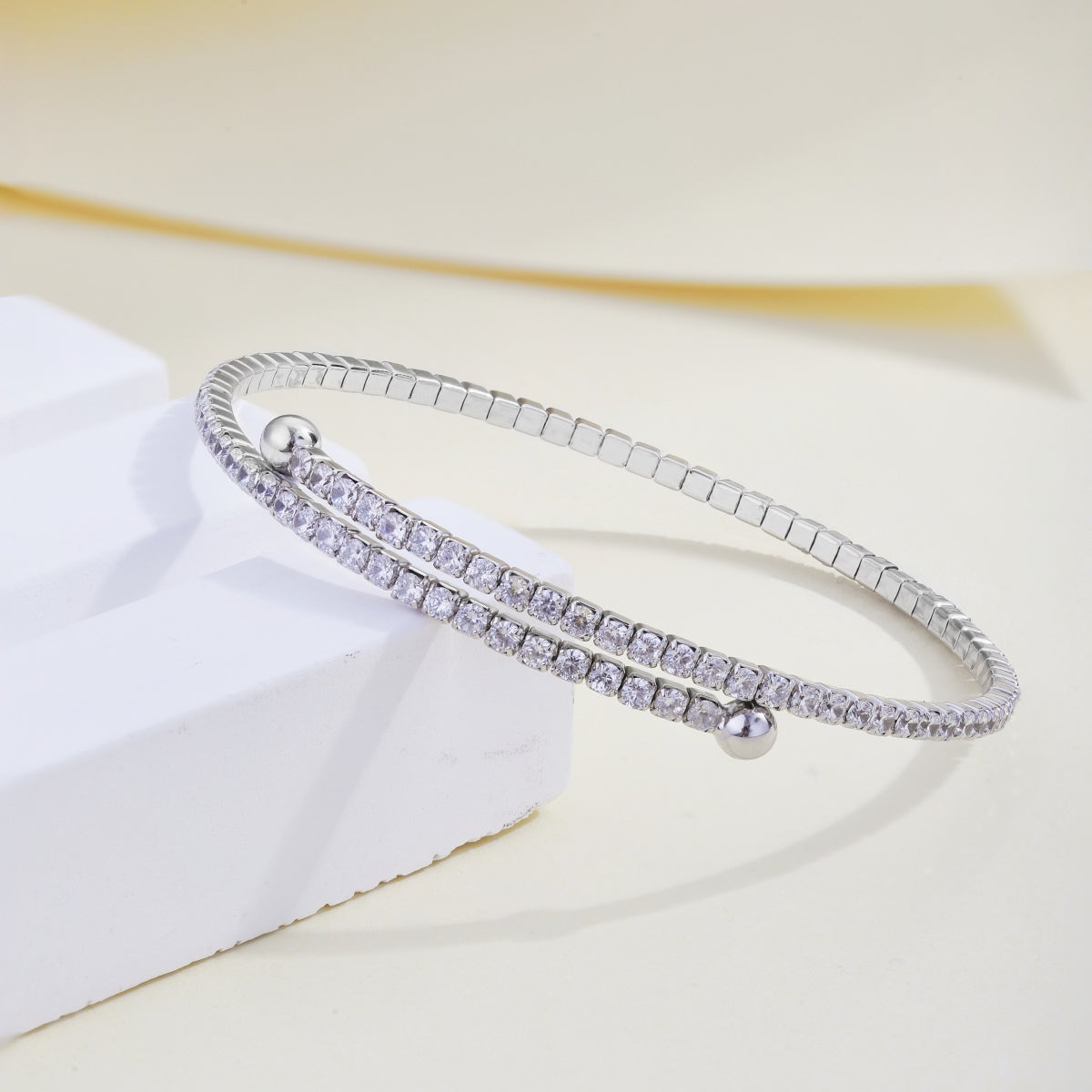 [Lumi Jewels]Row of Diamonds Round Fashion Bracelet