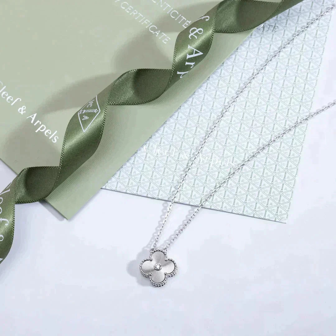 [Lumi Jewels]CLOVER  15MM DIAMOND LASER NECKLACE SILVER