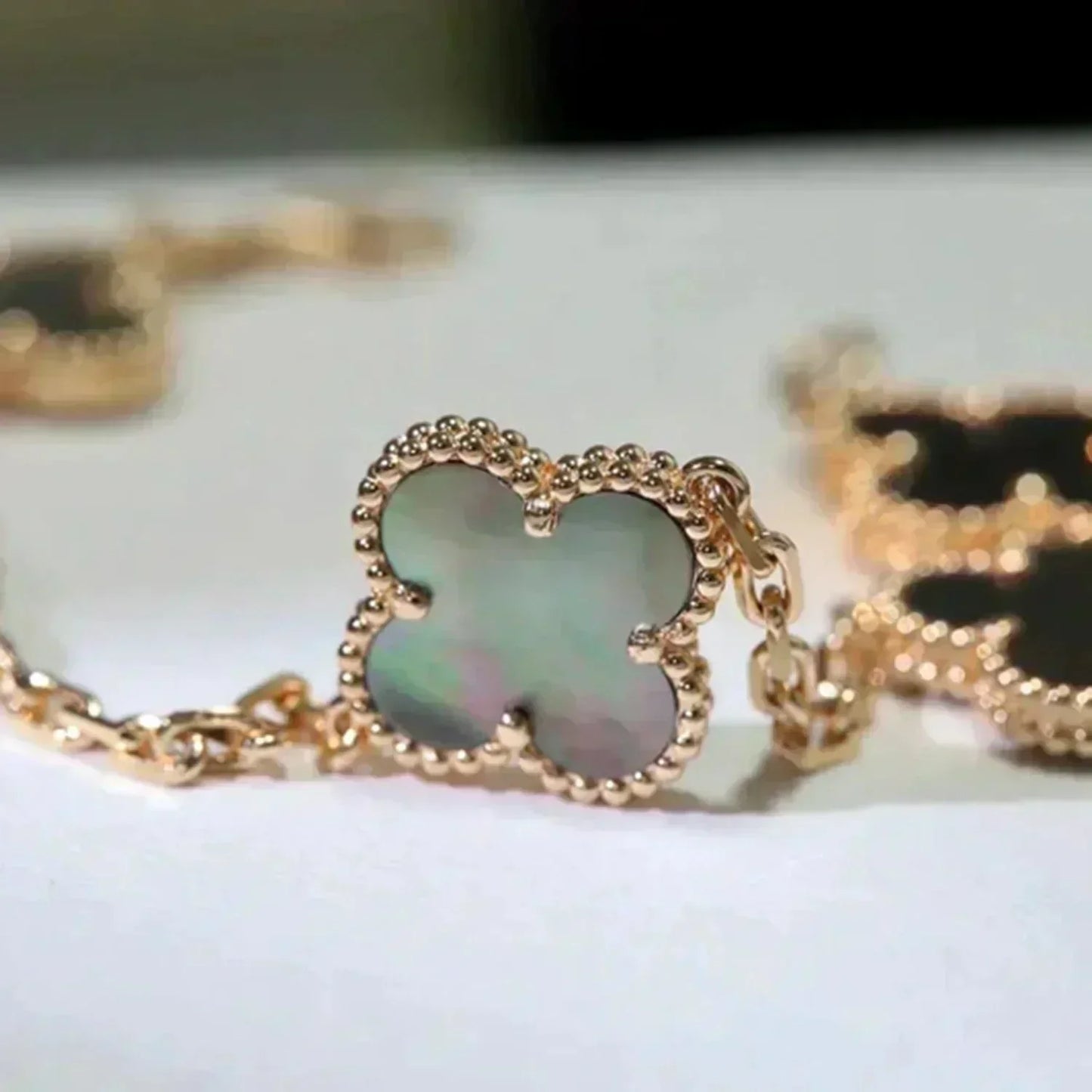 [Lumi Jewels]BRACELET TRÈFLE 5 MOTIFS NACRE GRISE