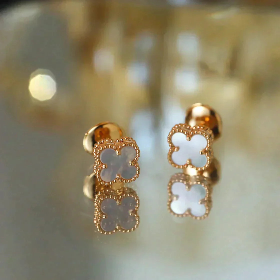 [Lumi Jewels]CLOVER MINI 9.5MM WHITE MOP EARRINGS
