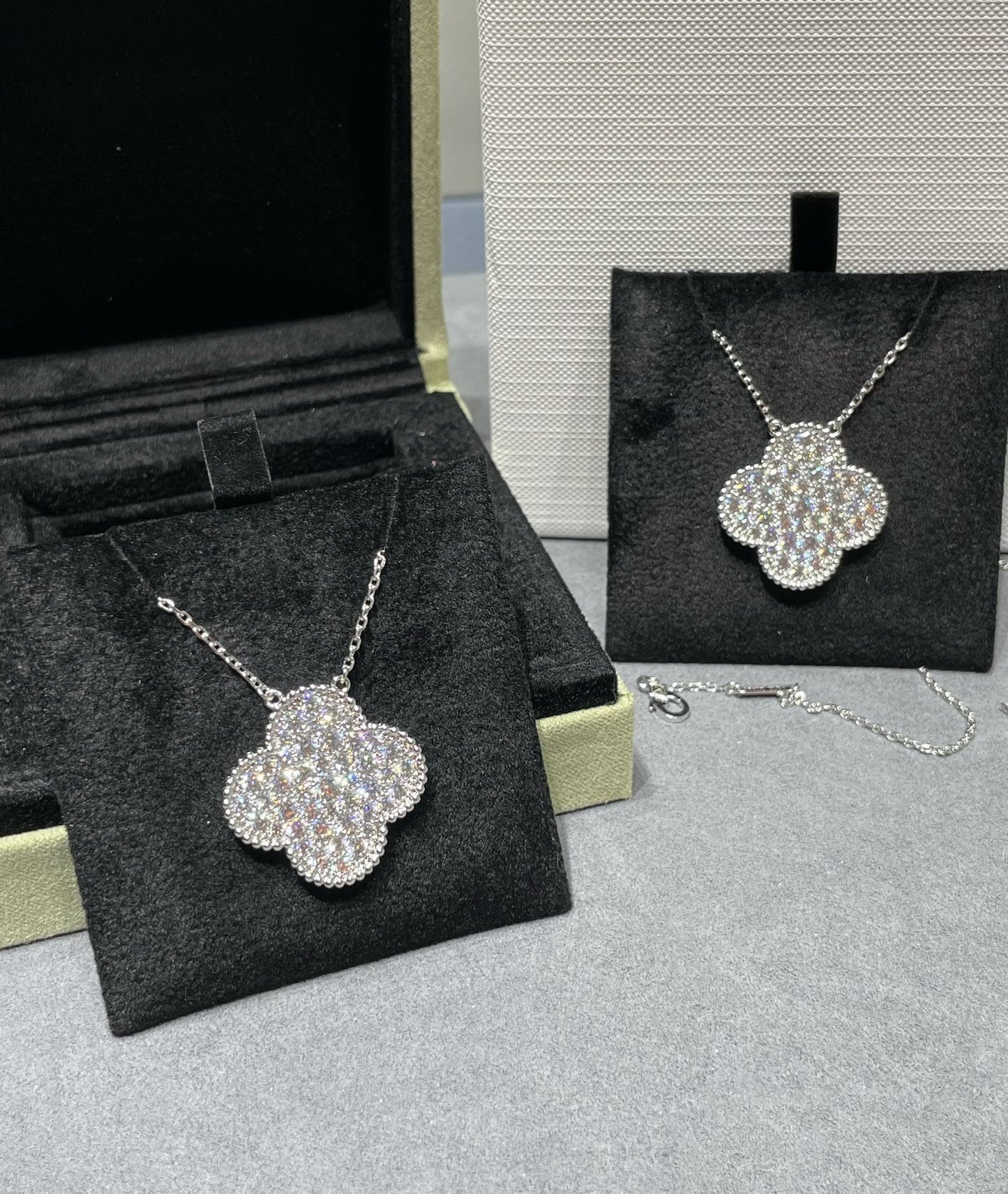 [Lumi Jewels]CLOVER 25MM LARGE PENDANT DIAMOND PAVED SILVER NECKLACE