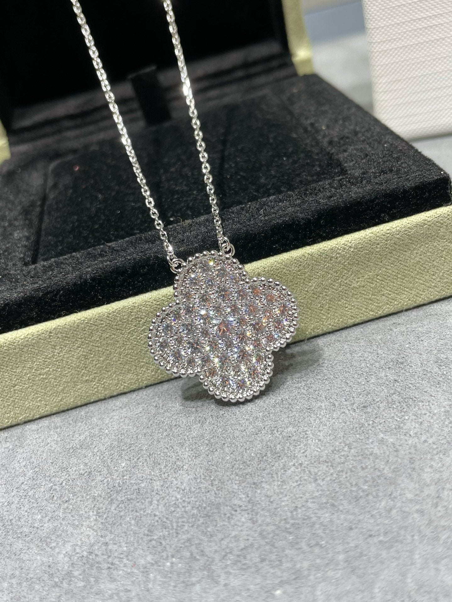 [Lumi Jewels]CLOVER 25MM LARGE PENDANT DIAMOND PAVED SILVER NECKLACE