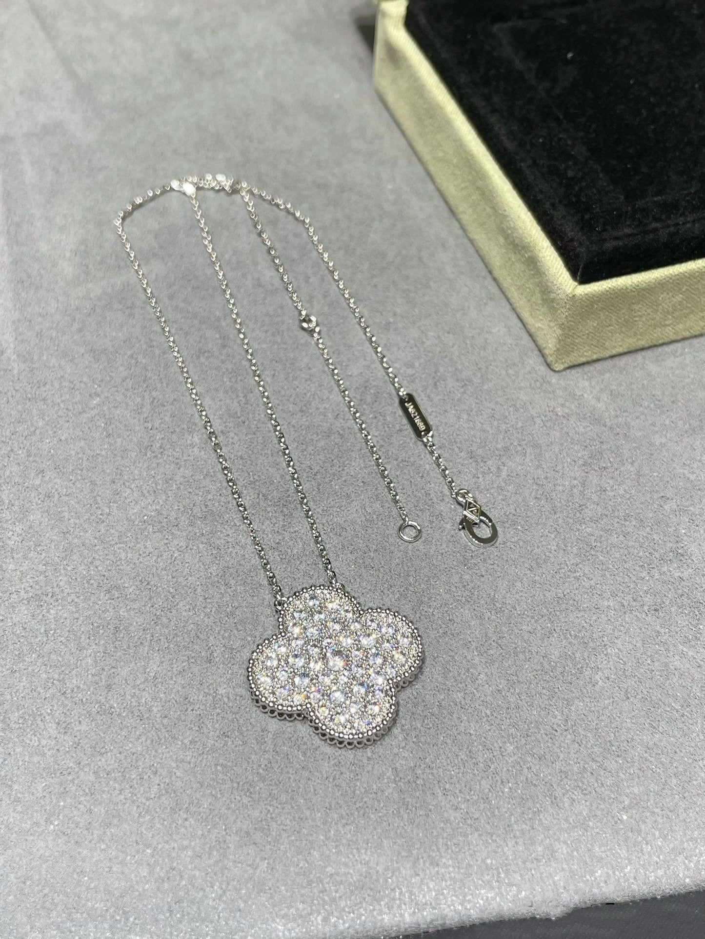 [Lumi Jewels]CLOVER 25MM LARGE PENDANT DIAMOND PAVED SILVER NECKLACE