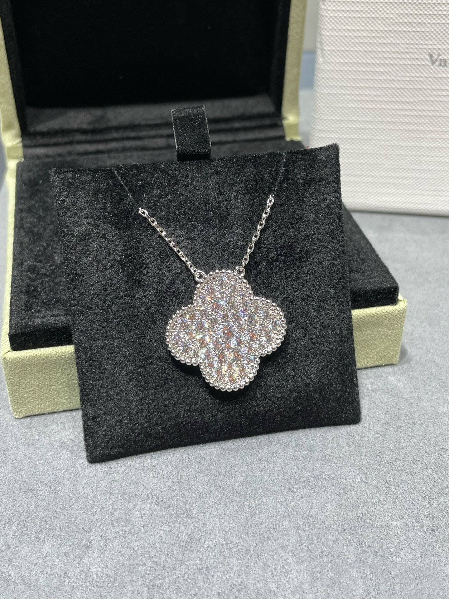 [Lumi Jewels]CLOVER 25MM LARGE PENDANT DIAMOND PAVED SILVER NECKLACE