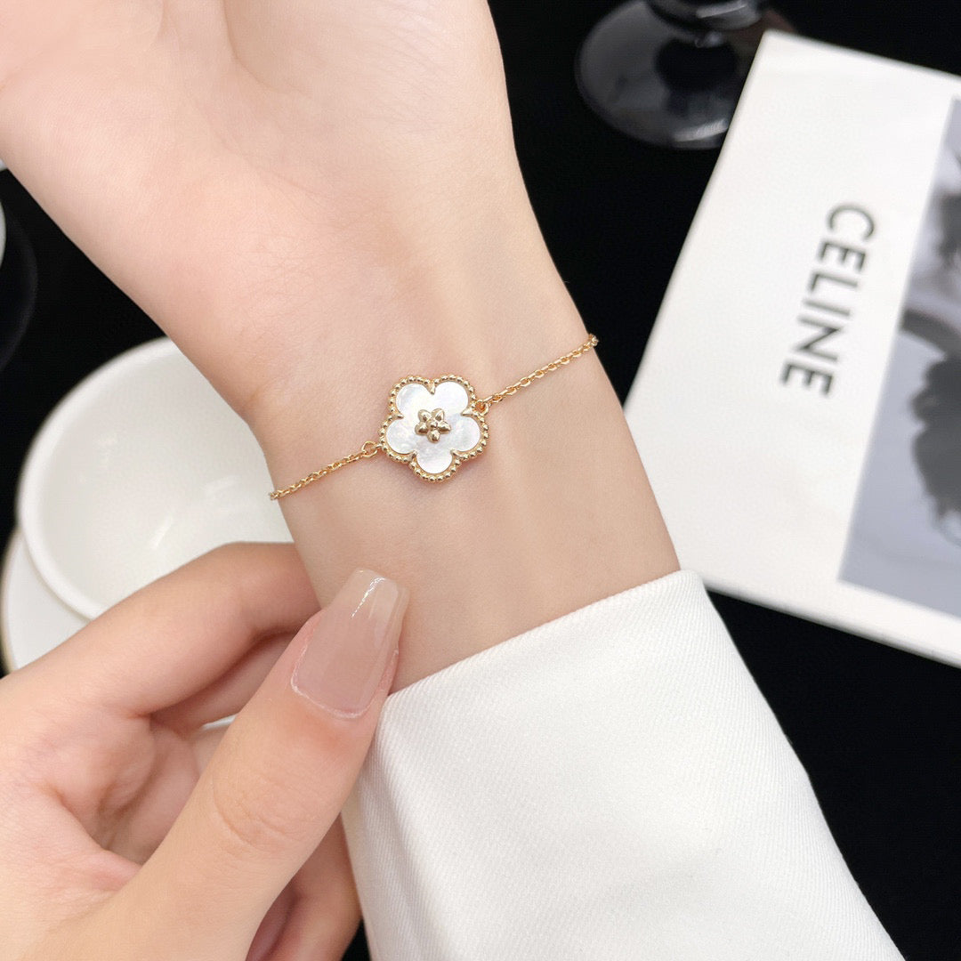 [Lumi Jewels]LUCKY WHITE MOP PLUM BLOSSOM  BRACELET